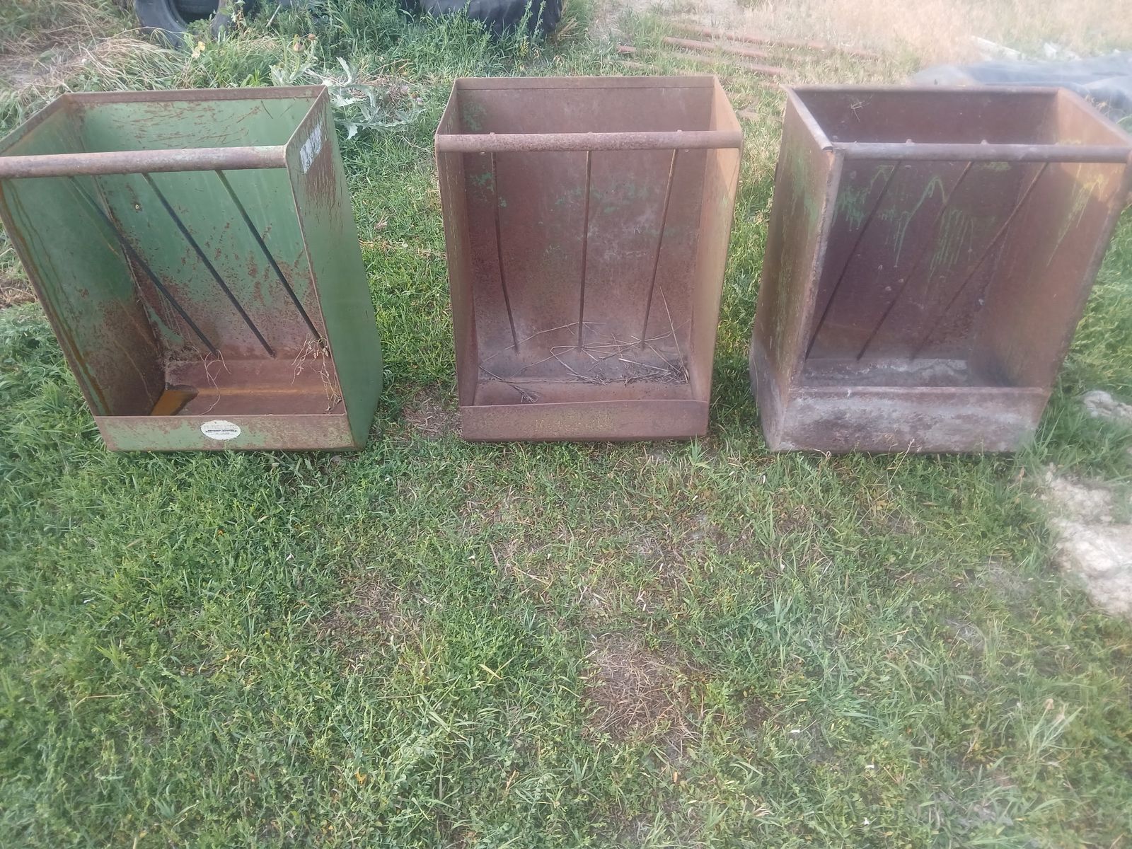 Horse Hay & Grain FEEDERS