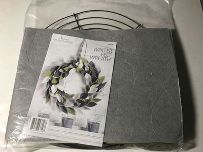 Winter Felt Wreath Kit Annie’s Creative Woman of the Month Club CWC184 12 Inches, NIP