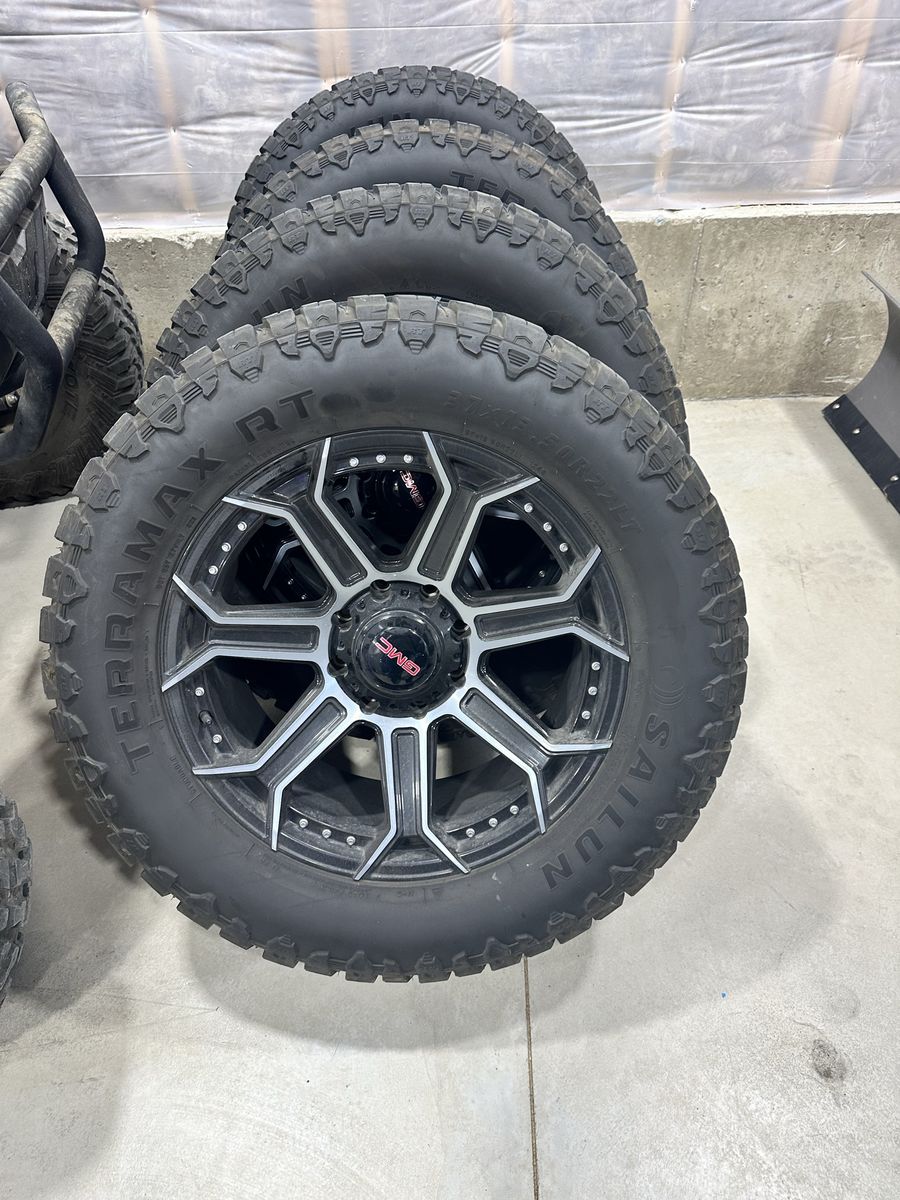37X13.5R22 HD GMC Rims & Tires