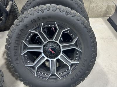 37X13.5R22 HD GMC Rims & Tires