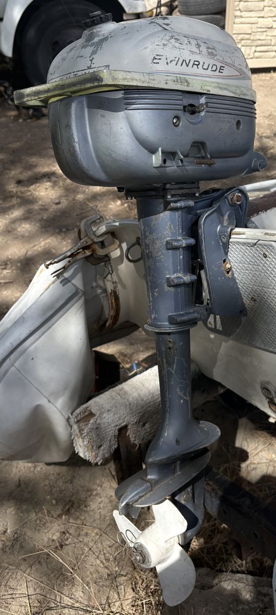 Evinrude Yachtwin Outboard Boat Motor