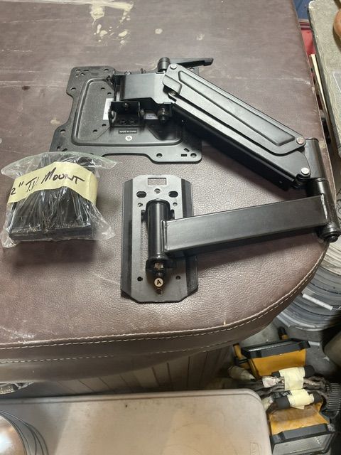 Articulating TV mount
