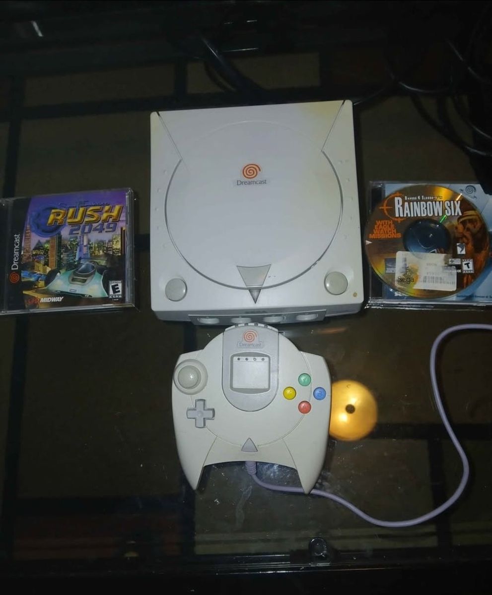 Sega Dreamcast Console Bundle with 2 Controllers and 4 Games