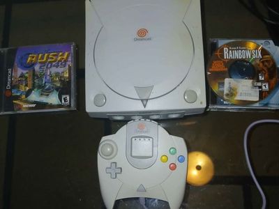 Sega Dreamcast Console Bundle with 2 Controllers and 4 Games