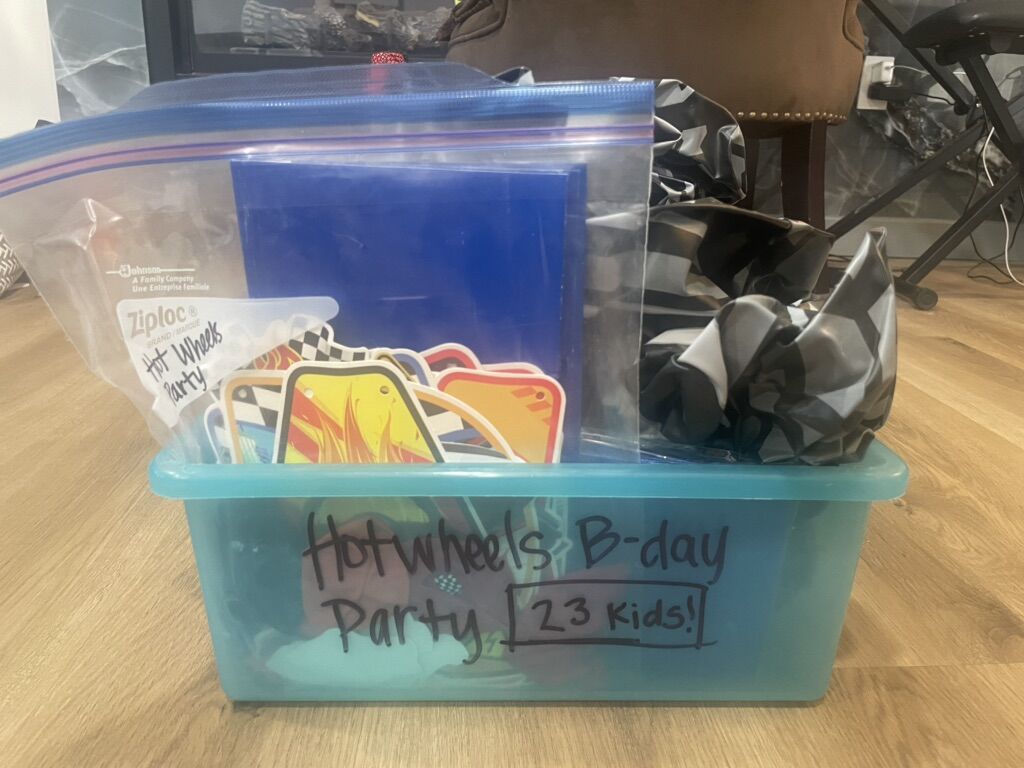 Huge Hotwheels B-day Party set 23 kids