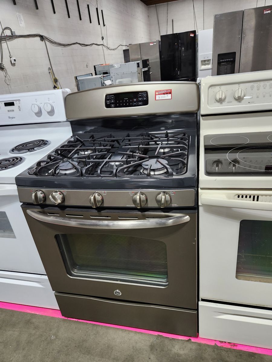 BEAUTIFUL GE 5 BURNER GAS RANGE! WITH A FULL WARRANTY
