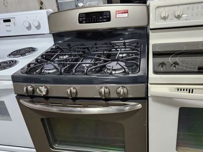 BEAUTIFUL GE 5 BURNER GAS RANGE! WITH A FULL WARRANTY