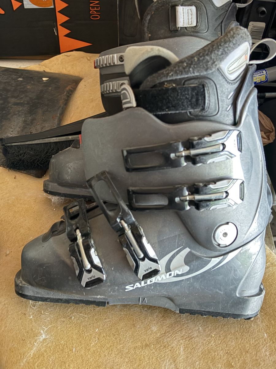 Women’s ski boots