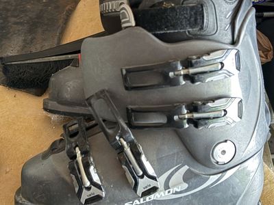 Women’s ski boots