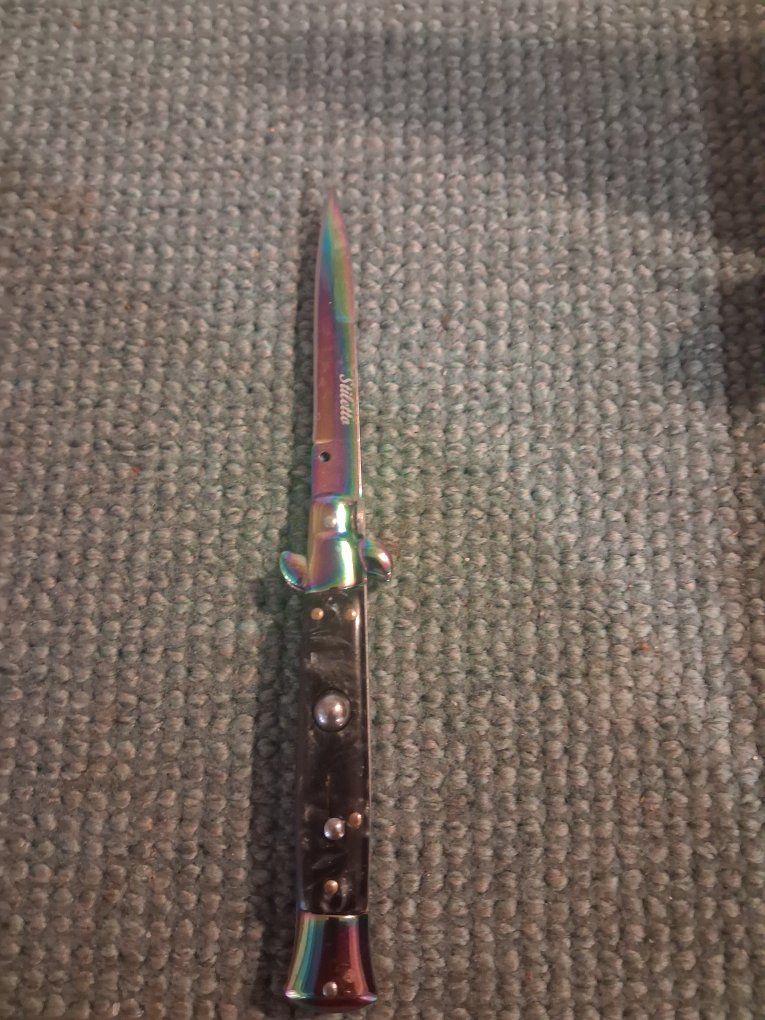 Italian-style stiletto switchblade (automatic pocket knife