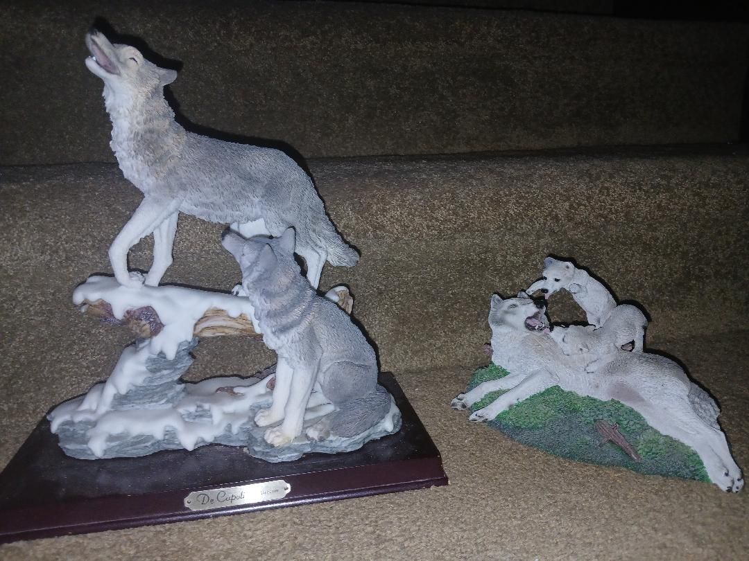 de Capoli Collection Wolves Figurines on Snowy Rock