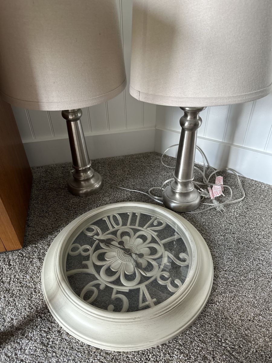 2 lamps and decorative clock
