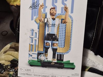 LEGO Editions Lionel Messi - Soccer Legend Set 43015 (958 Pieces)