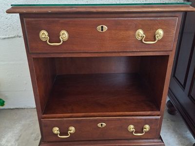 Statton TruType Americana Cherry Nightstand End Table with Glass Top and Brass Hardware