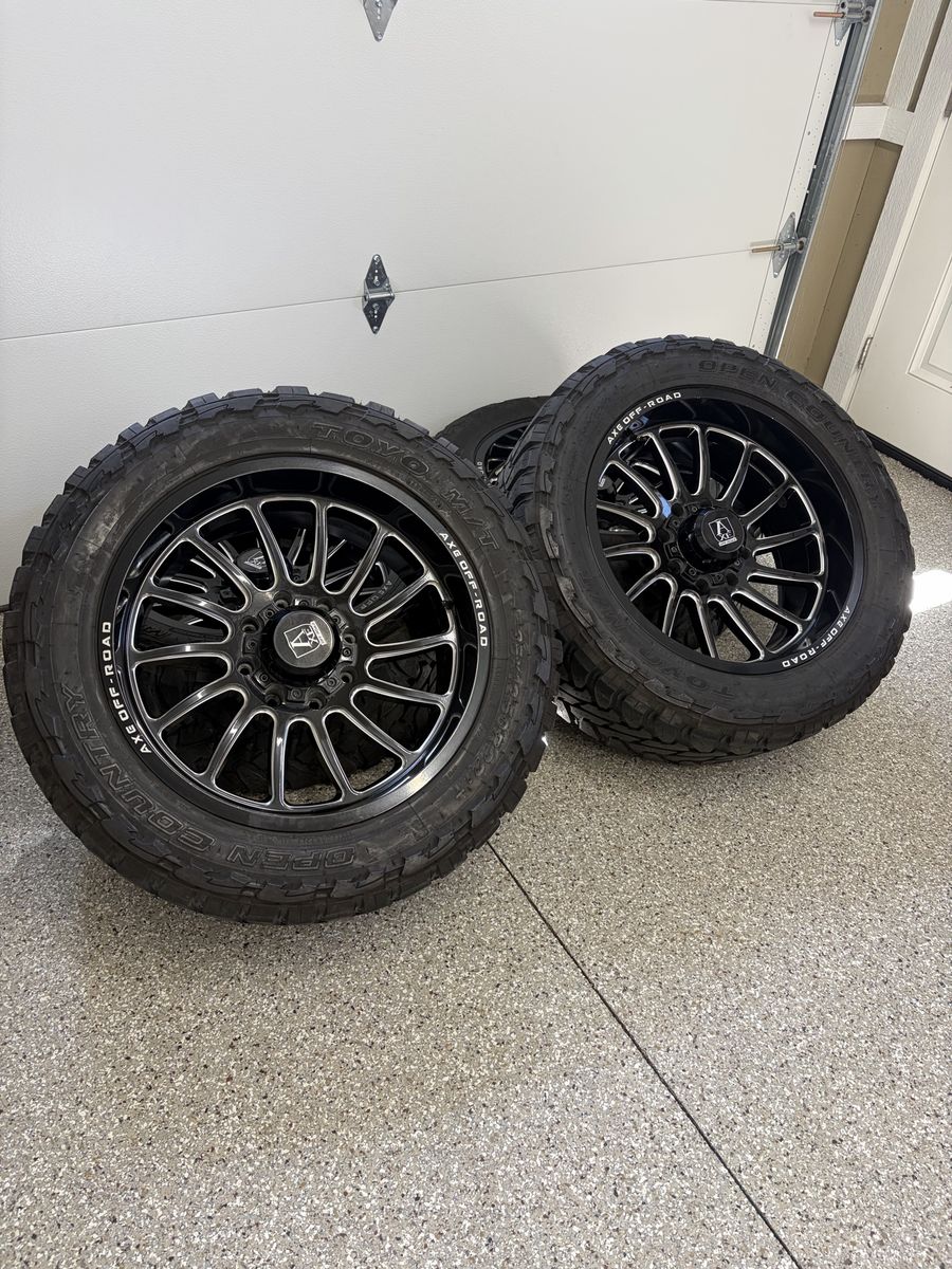 22x10 8x180 axe wheels on 35x12.50R22 Toyo open country M/T