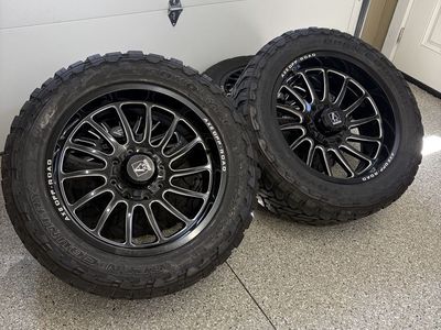 22x10 8x180 axe wheels on 35x12.50R22 Toyo open country M/T