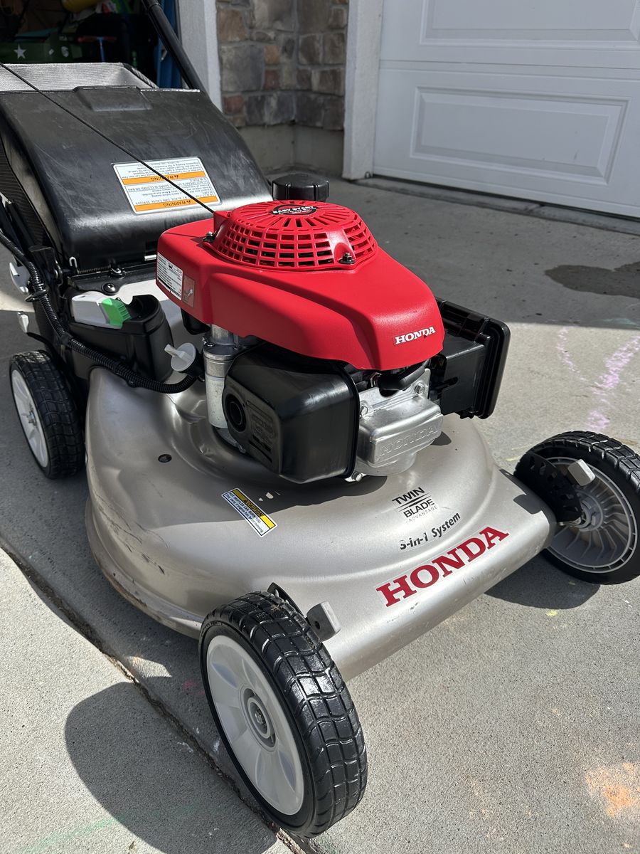 Honda HRR216 Self-Propelled Lawn Mower