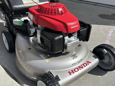 Honda HRR216 Self-Propelled Lawn Mower