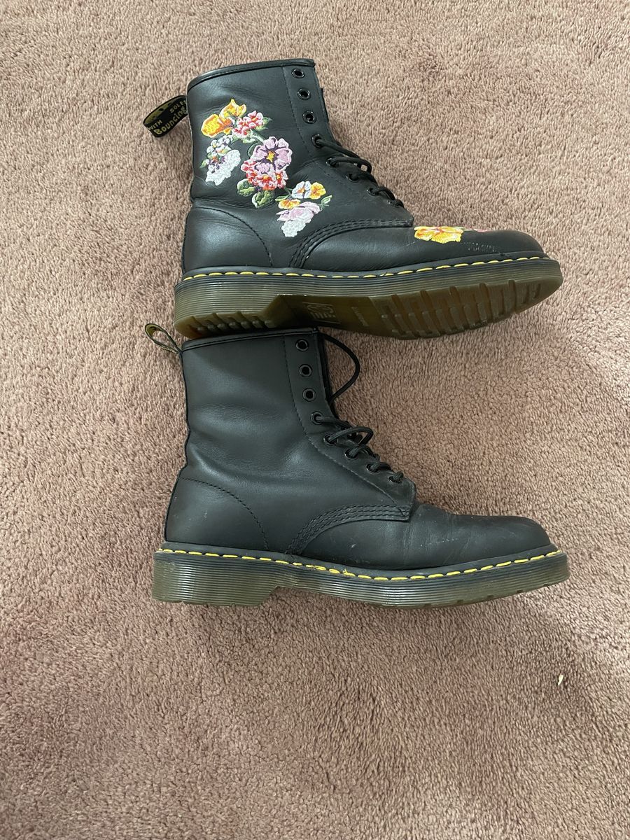 Women’s 9 Doc Martens boots with flower detailing