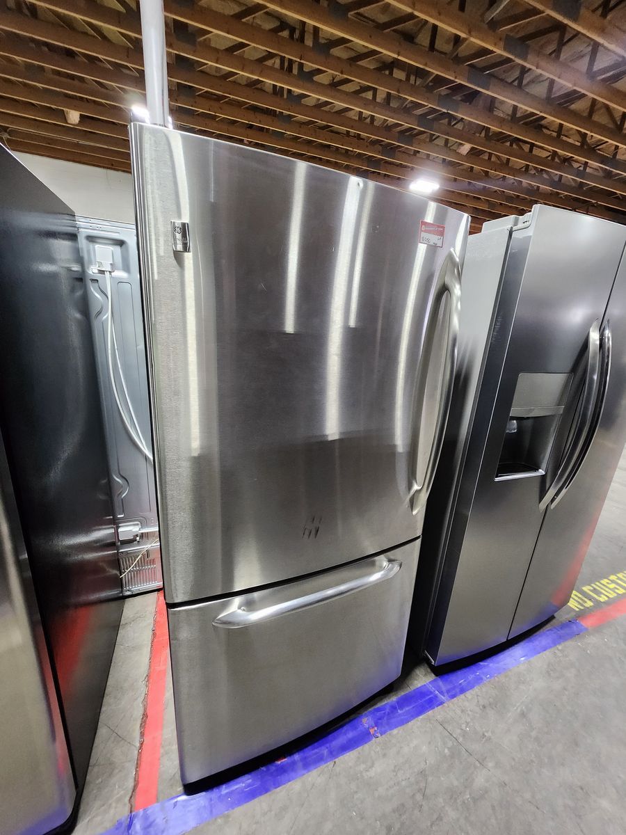 NICE GE STAINLESS STEEL TOP FRIDGE BOTTOM FREEZER! W-WARRANTY
