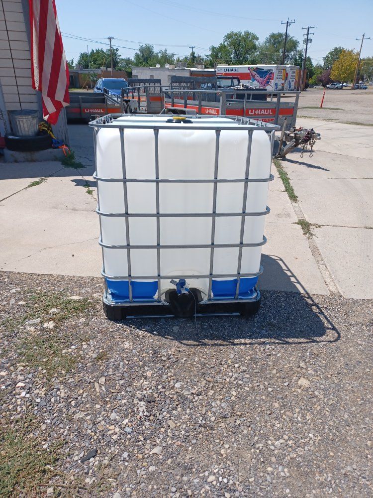 275 Gallon IBC Tote Water Tank in Metal Cage Pallet