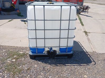 275 Gallon IBC Tote Water Tank in Metal Cage Pallet