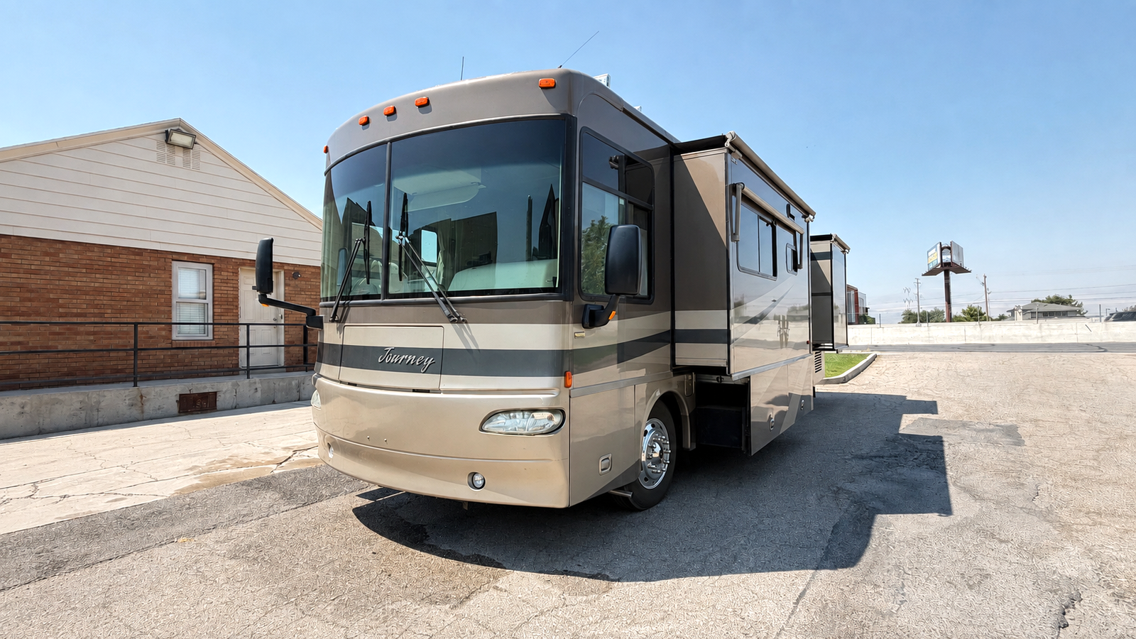 2005 Winnebago Journey 34H Pusher with 2 slides