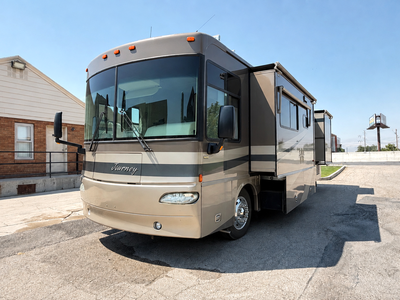 2005 Winnebago Journey 34H Pusher with 2 slides