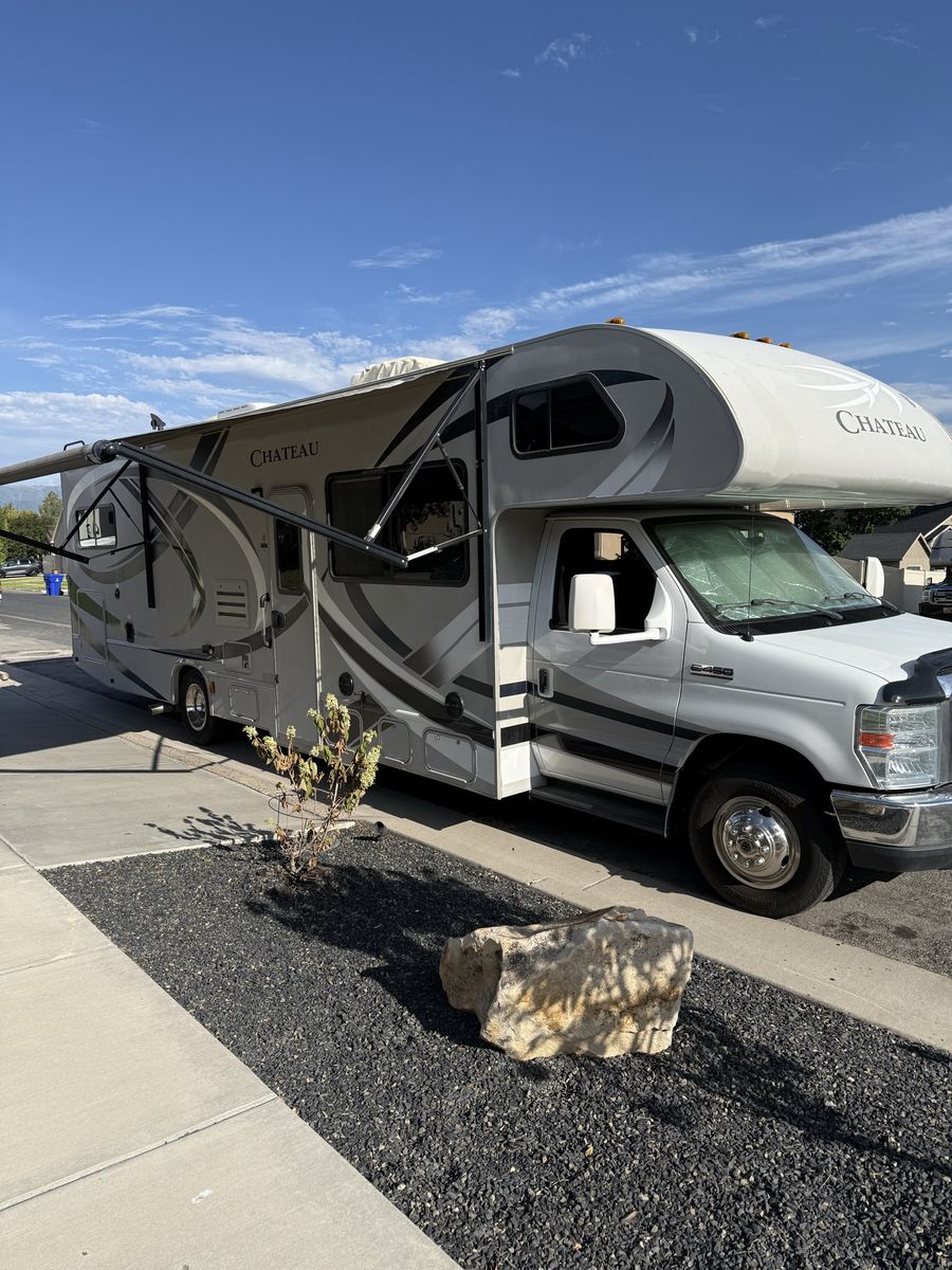 2014/15 Thor Chateau 31E Class C Motorhome With Bunk Beds! Only 26k Miles