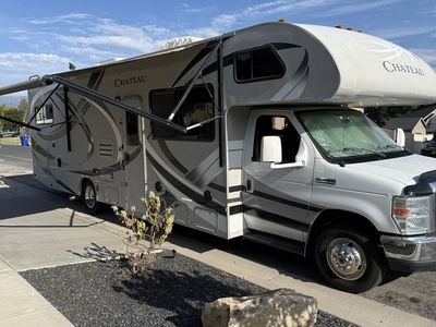 2014/15 Thor Chateau 31E Class C Motorhome With Bunk Beds! Only 26k Miles