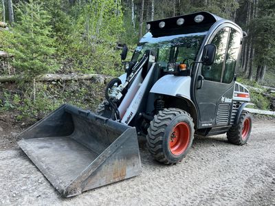 2020 Bobcat Toolcat 5610 PTO – 850 Hours – Bucket, Forks, Snowblower Included