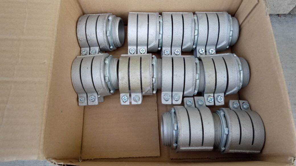 10 Squeeze Pipe Conduit Connectors 1 1/2 Malleable Iron NSI Industries