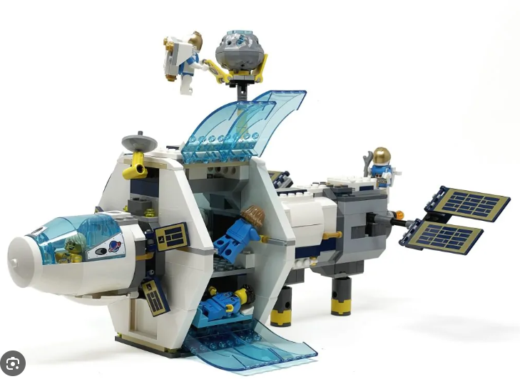 Lunar Space Station: Lego