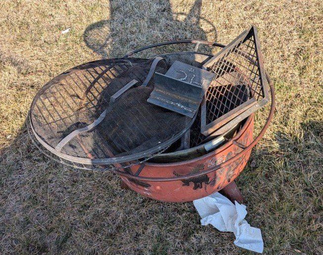 Outdoor Metal Fire Pit with Mesh Spark Screen and Grates