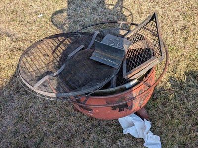 Outdoor Metal Fire Pit with Mesh Spark Screen and Grates