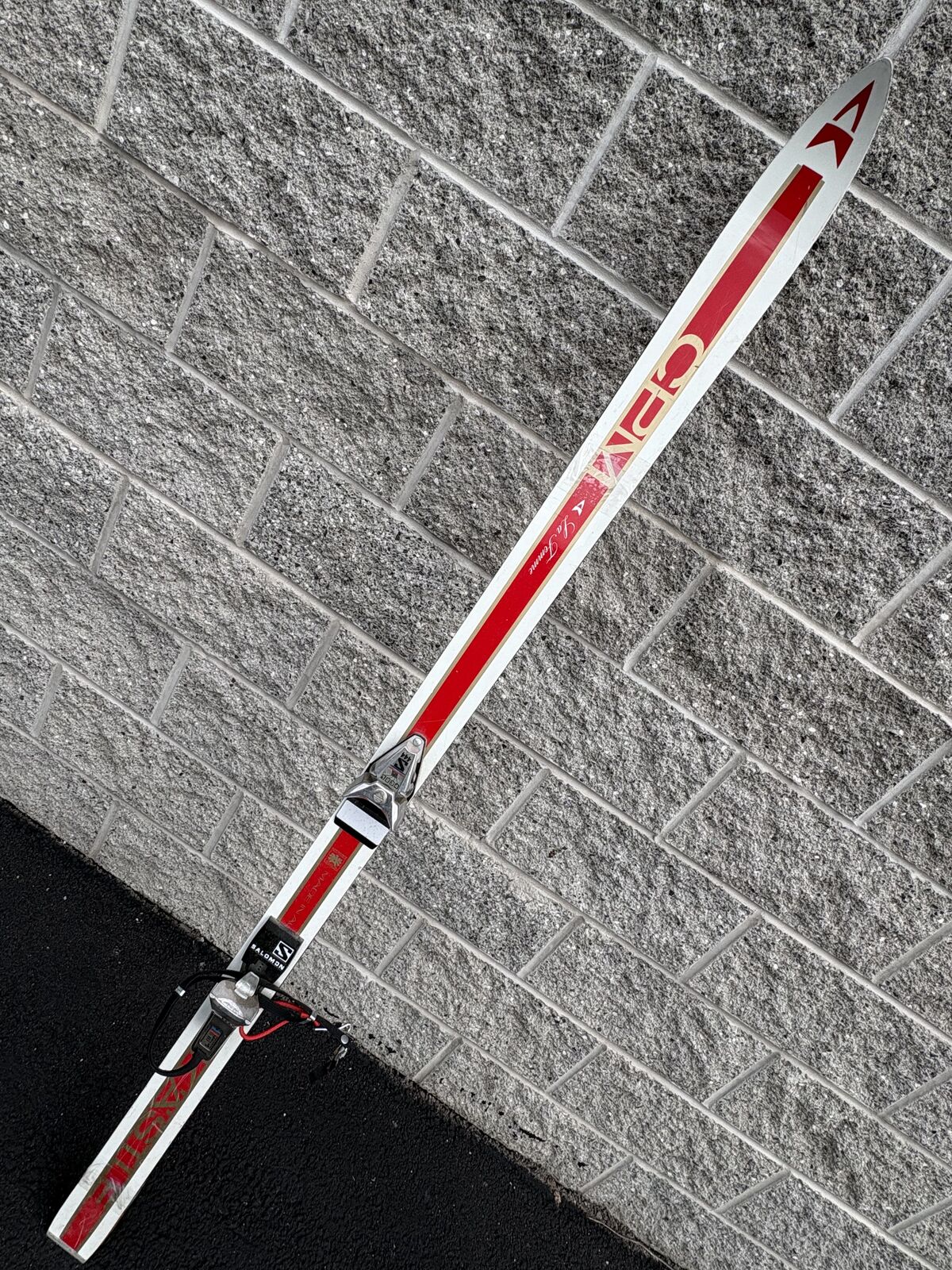 Rad, vintage downhill alpine skis Awesome cabin decor wall hangers. Downhill alpine nordic Hart, Dynastar, Continental, Hart