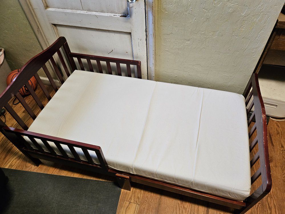 Dream On Me Style No. 624 Toddler Bed with Mattress and Linens