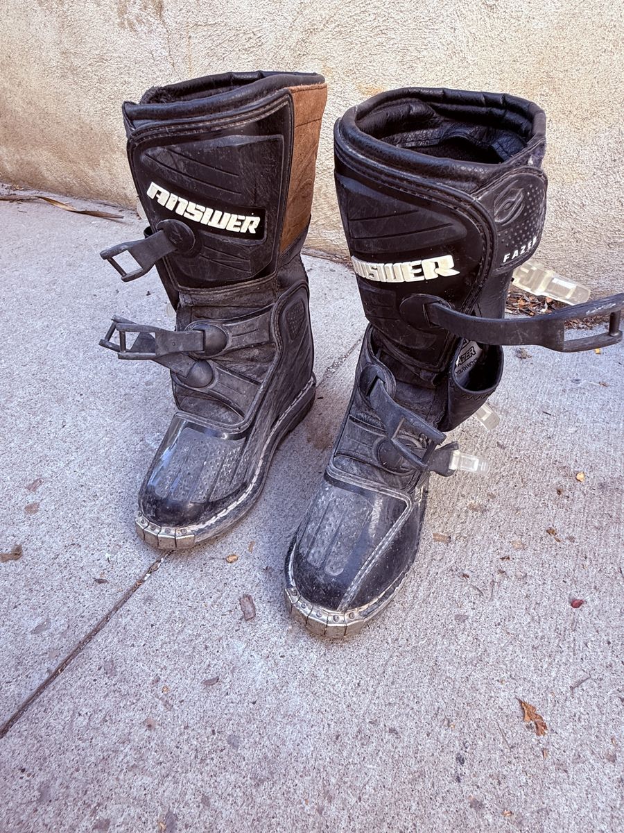 Answer Fazer Youth Sz 4 moto boots.