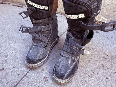 Answer Fazer Youth Sz 4 moto boots.