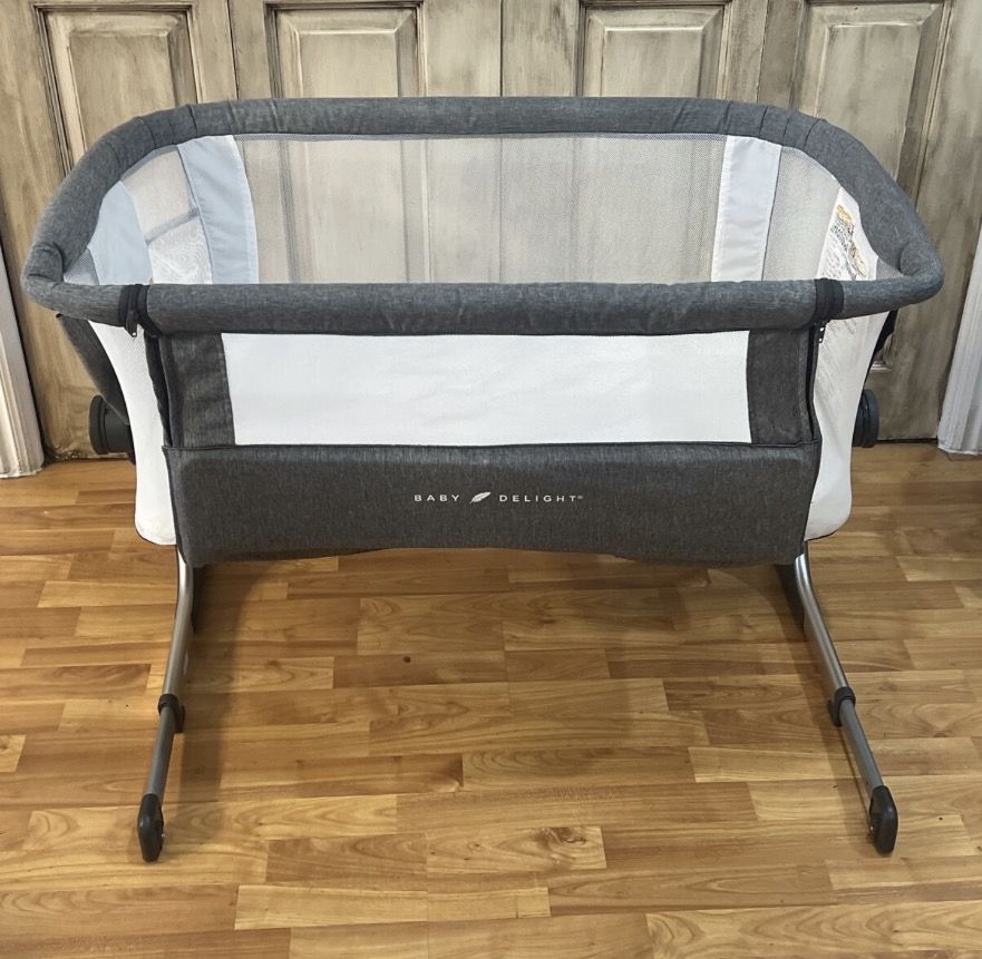Baby Delight Beside Me Dreamer Bassinet (+ 5 Fitted Sheets)