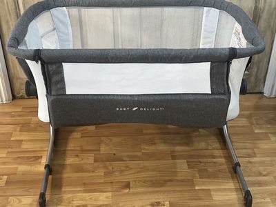 Baby Delight Beside Me Dreamer Bassinet (+ 5 Fitted Sheets)