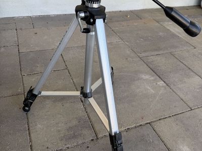 Hollywood Fluid Head Tripod - Sturdy Aluminum, Smooth Panning for Cameras