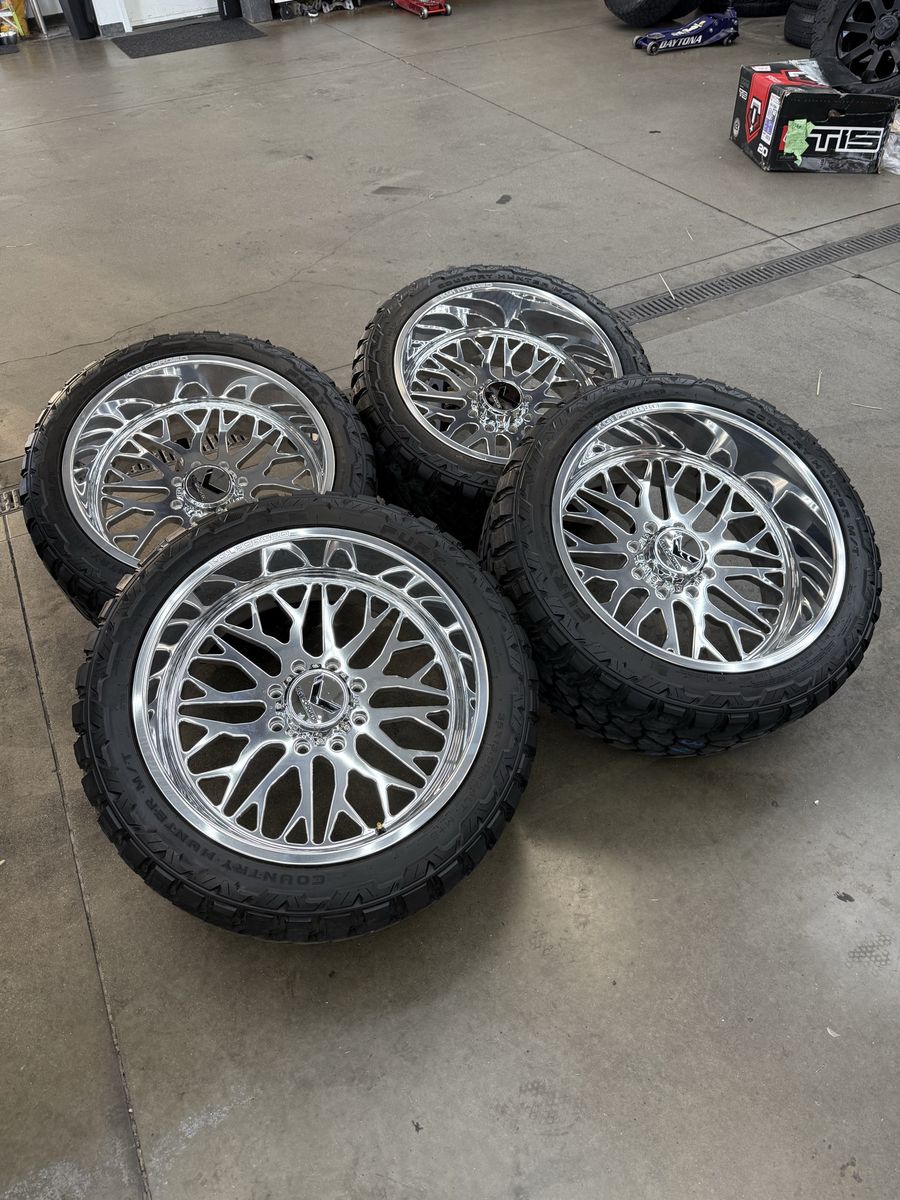 LIKE NEW 24x12 kg1 forged “bucklers”/ 35x13.50r24 fury m/t 8x180