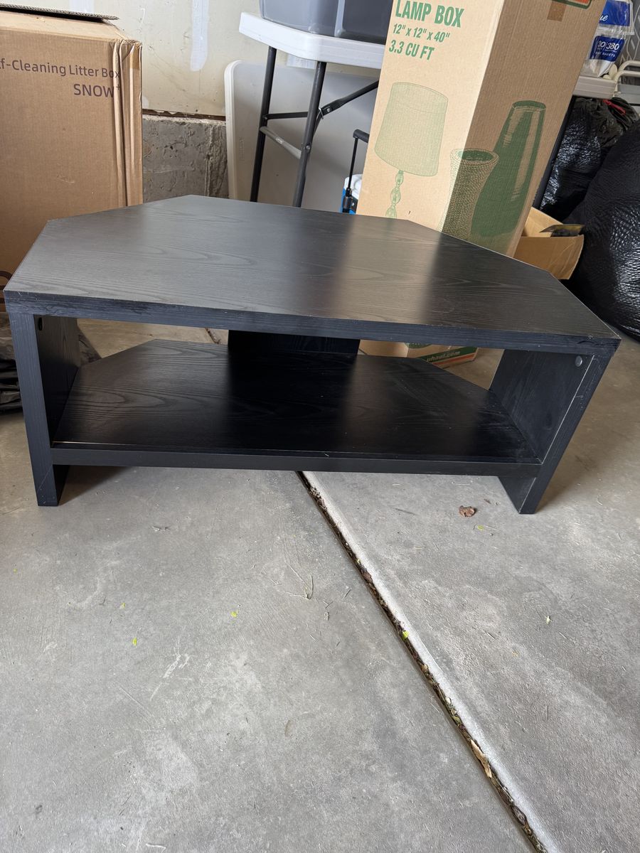 TV STAND/TABLE