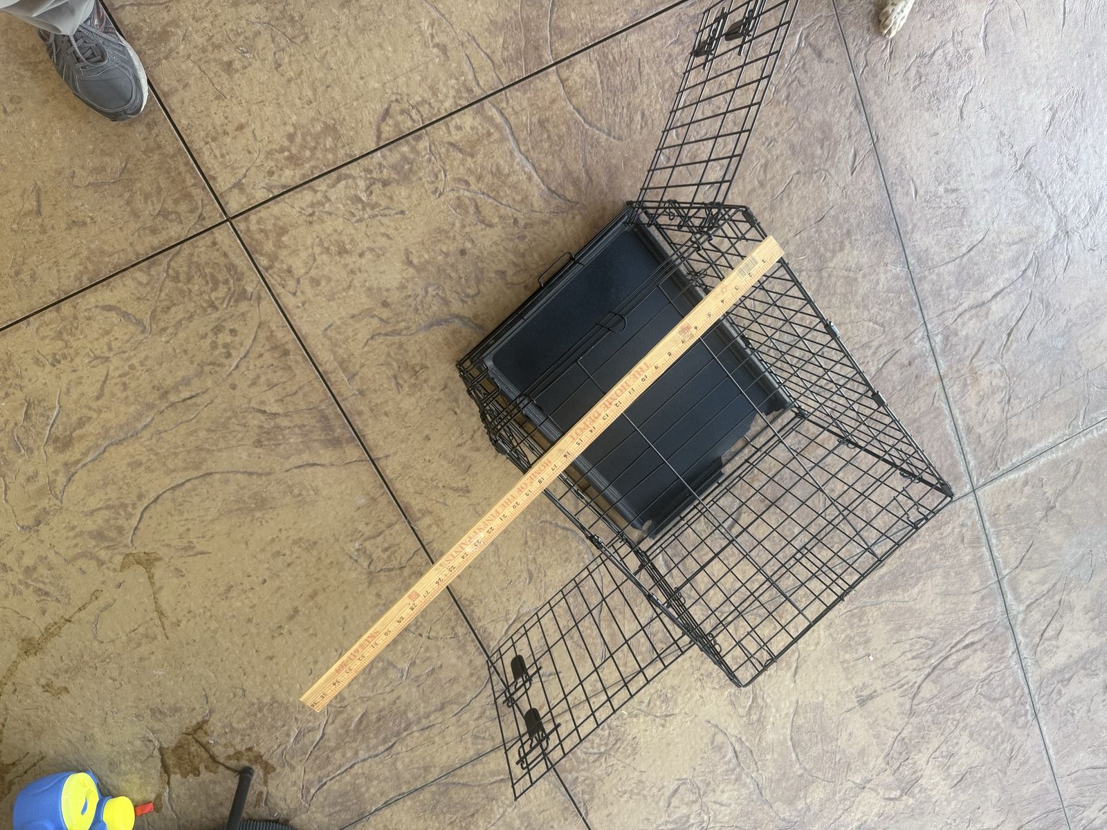 Medium sized 2 door dog kennel . 24 inches long x 18 inches wide x 20 inches tall.