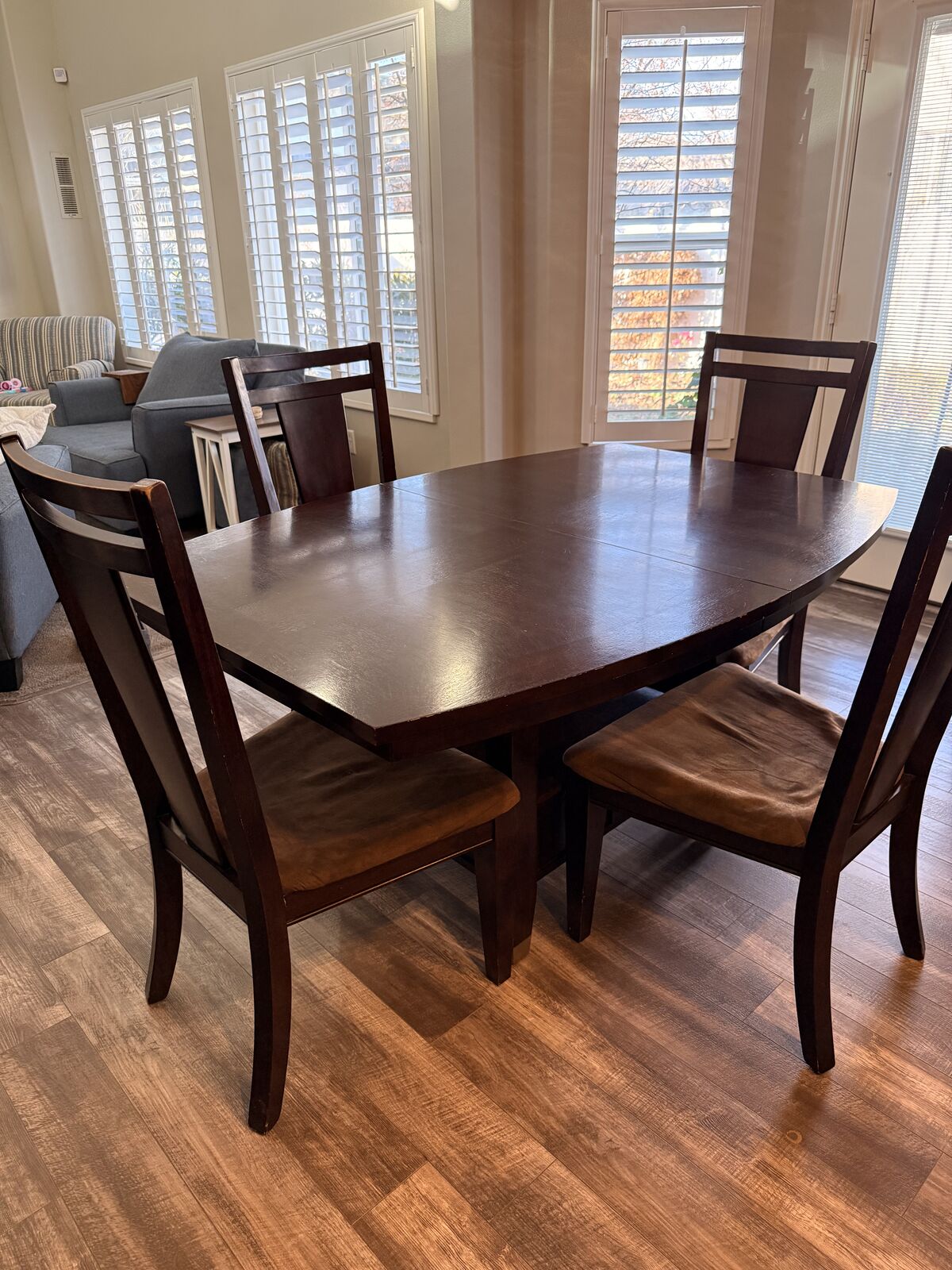 Kitchen table w/extension leaf and four chairs