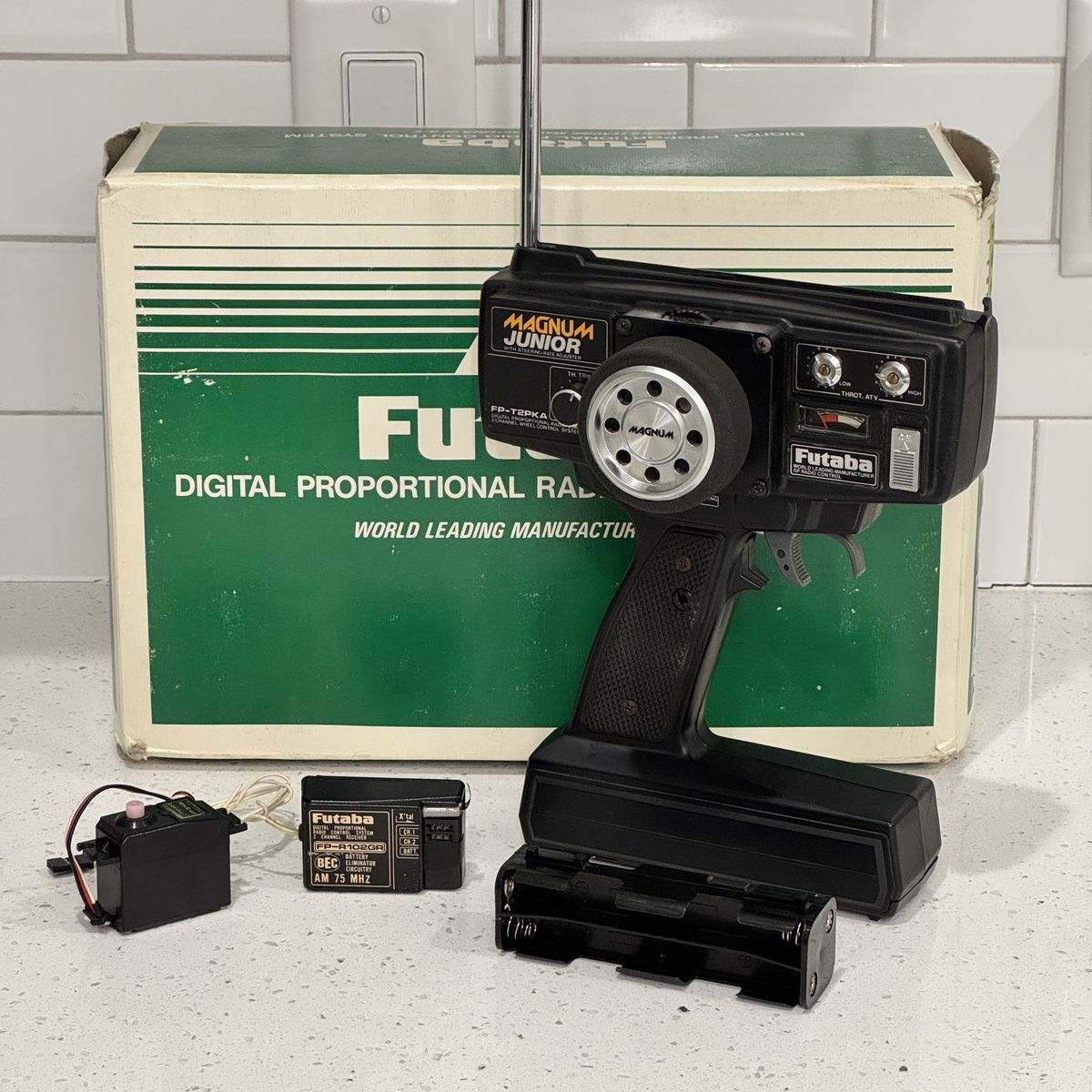 Vintage Futaba Magnum Junior FP-T2PKA RC Radio System w/ Receiver, Servo & Box
