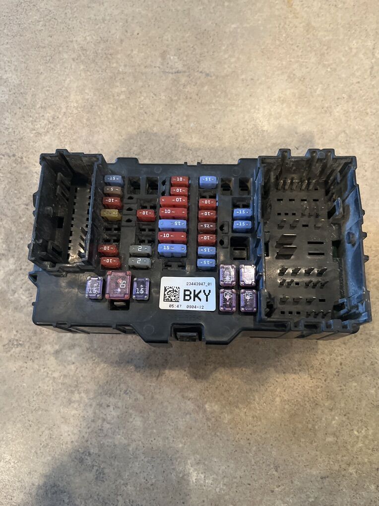 SIERRA DENALI 2500 15 Cabin Fuse Box 23443947-01