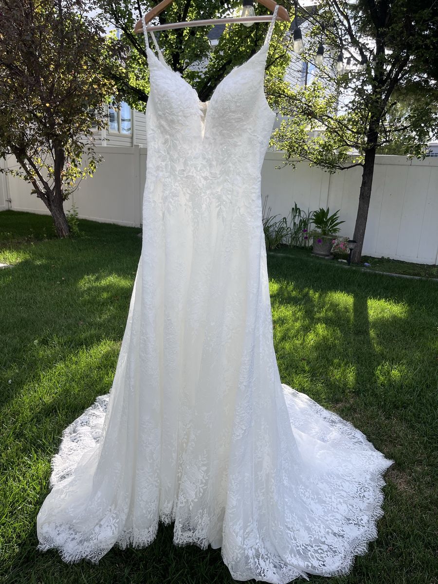 White Lace Wedding Dress with Spaghetti Straps and Train size 10 but running smaller.