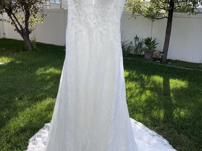 White Lace Wedding Dress with Spaghetti Straps and Train size 10 but running smaller.